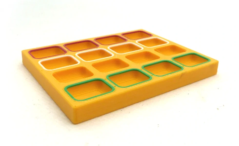 boîte compartimentée avec repères de couleur
