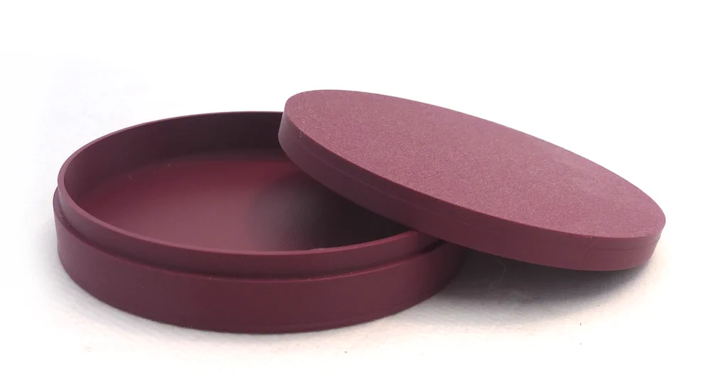 lidded-box-similar-to-a-petri-dish.webp (#1108)