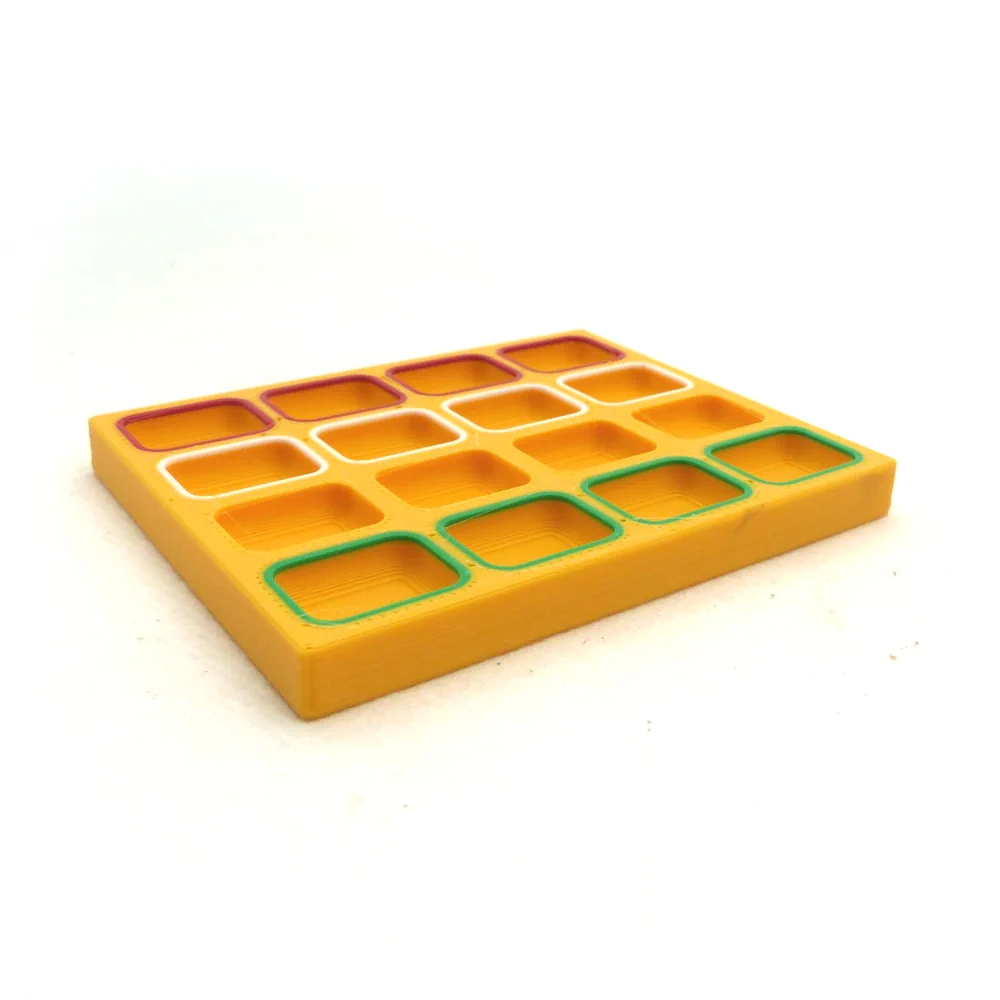 boîte à compartiments avec codes de couleurs
